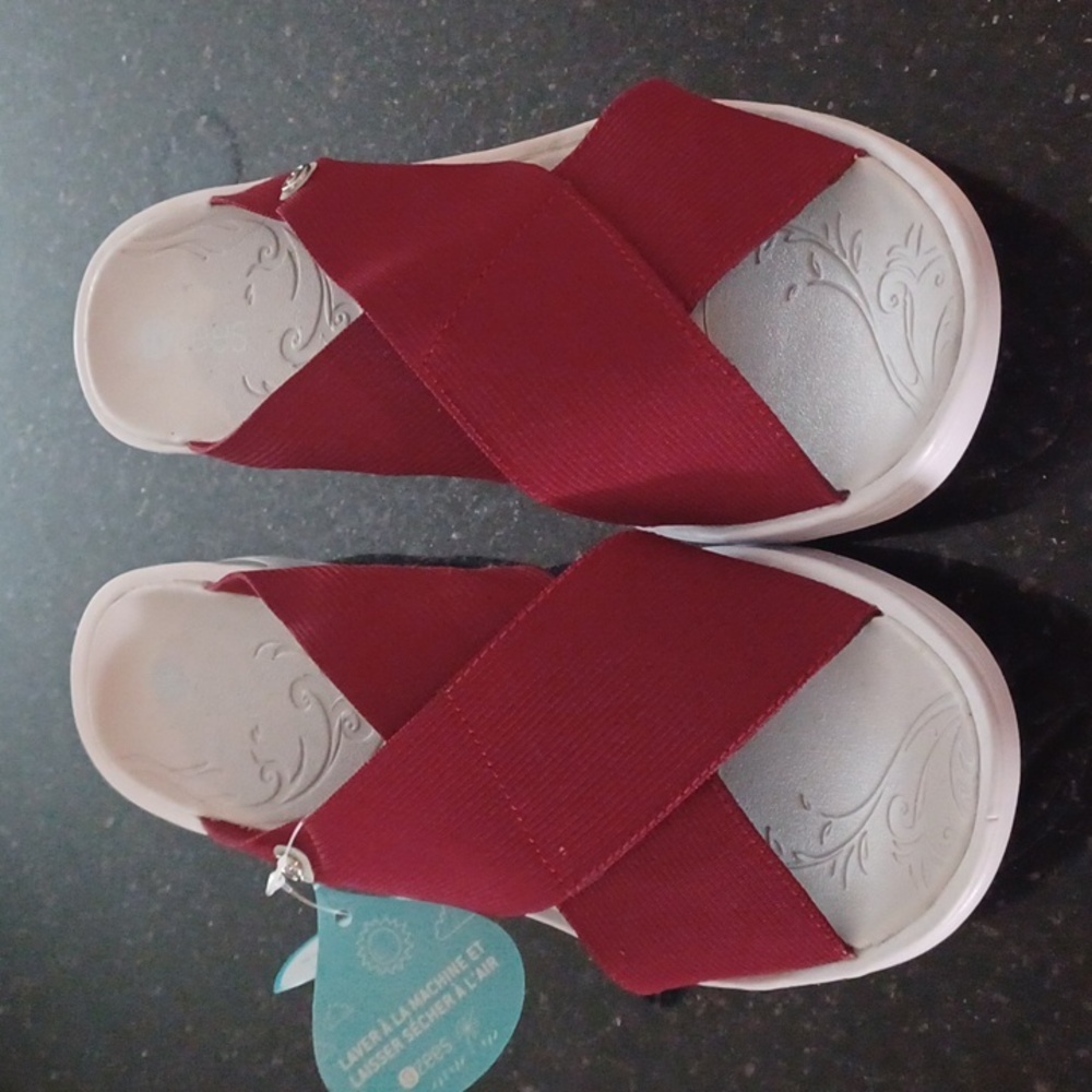 B Zees Cloud Technology Sandals NWT